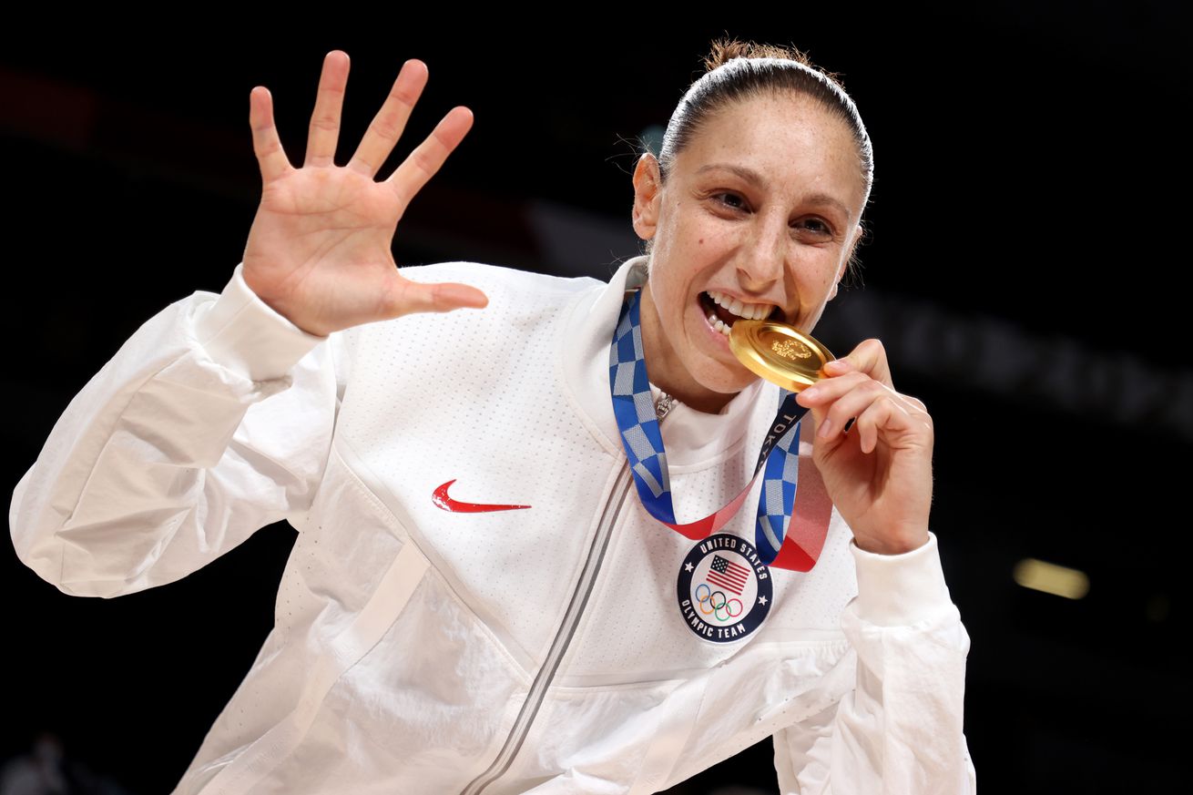 Women’s Basketball Medal Ceremony - Olympics: Day 16