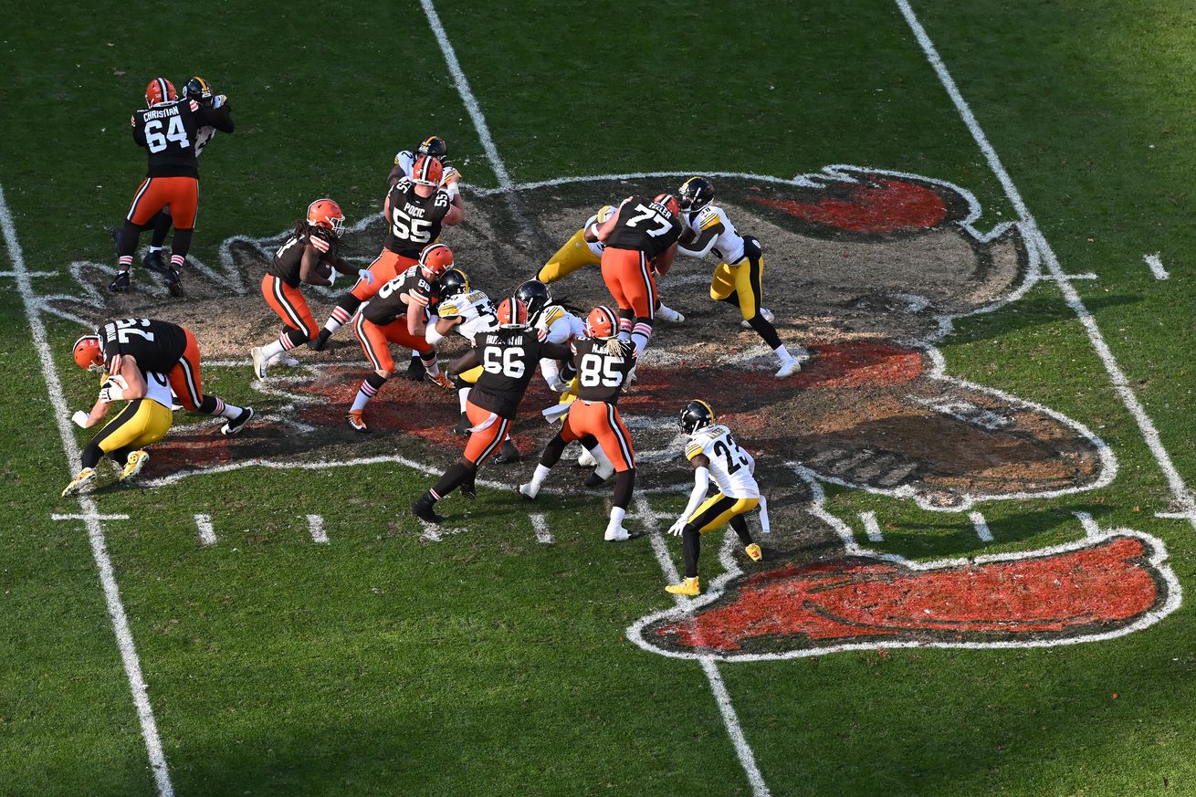 Pittsburgh Steelers v Cleveland Browns