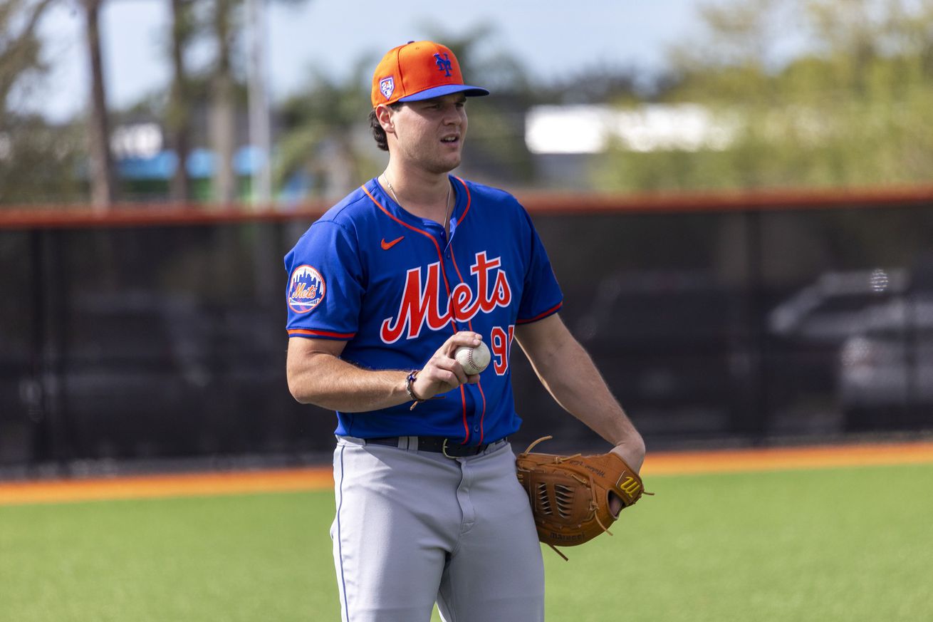 New York Mets pitcher Mike Vasil...