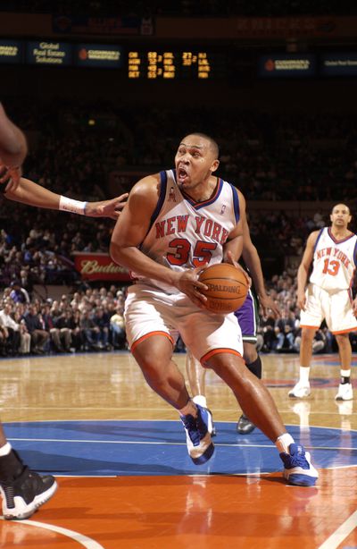 Clarence Weatherspoon #35 of the New York Knicks drives to the basket during a game against the Milwaukee Bucks