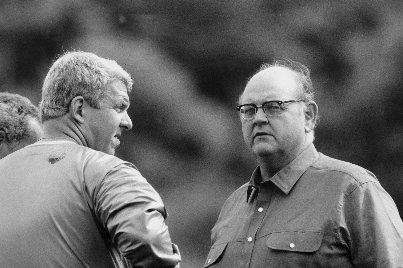 New York Giants’ coach Bill Parcells (l.) and general manage