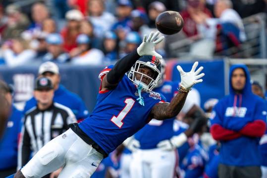 New York Giants wide receiver Malik Nabers (1) makes a diving catch during a game between the New York Giants and the Washington Commanders at MetLife Stadium in East Rutherford on Sunday, Nov. 3, 2024.