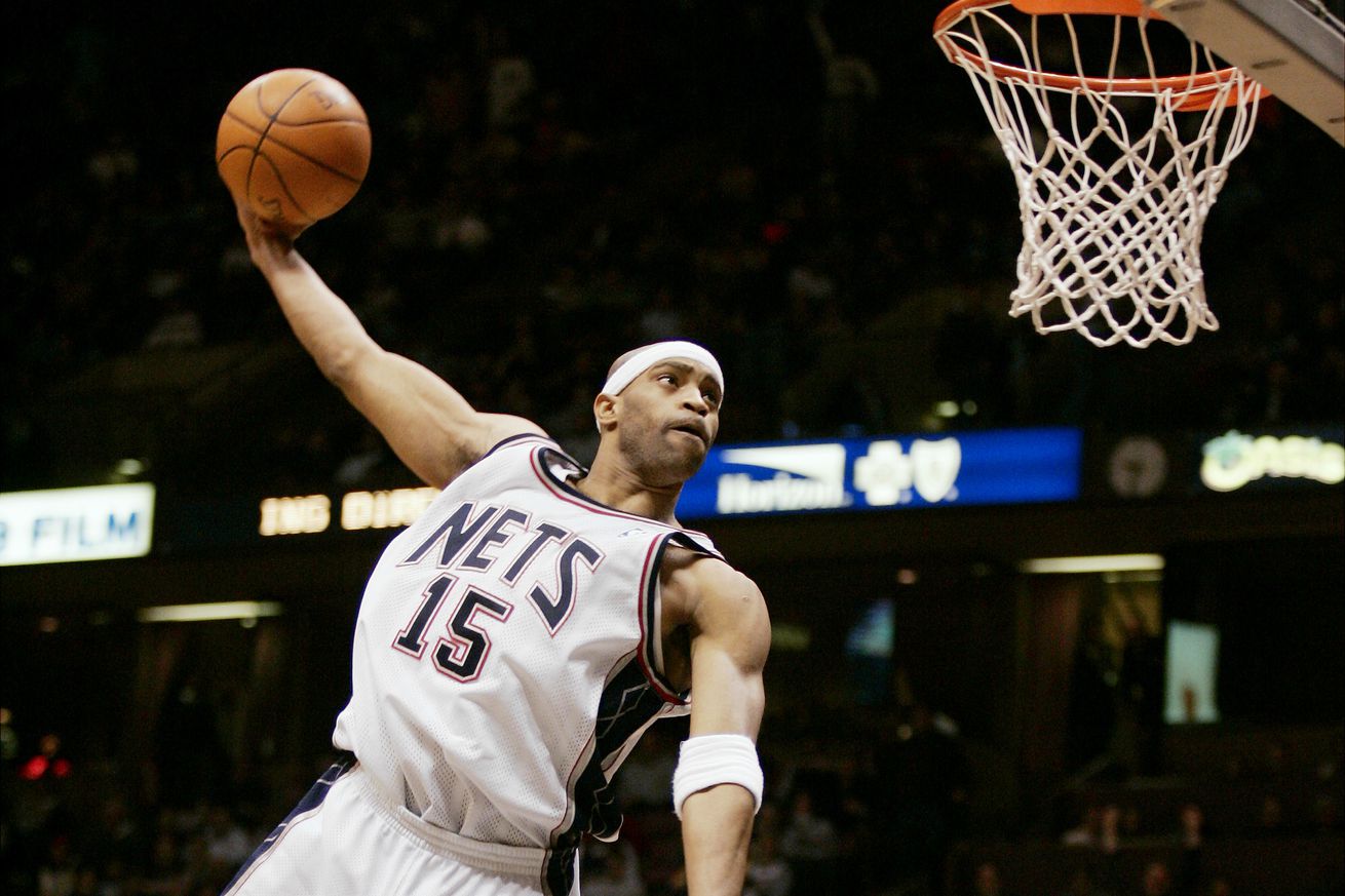 New Jersey Nets’ Vince Carter takes to the air for a breakaw