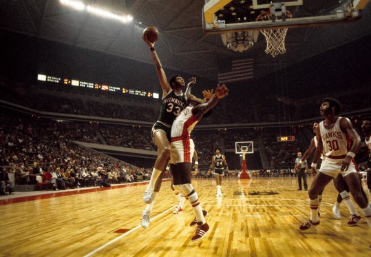 Nov. 11, 1972; Atlanta, GA, USA; FILE PHOTO; Milwaukee Bucks center Kareem Abdul-Jabbar (33) shoots over Atlanta Hawks center Walt Bellamy (8) at The Omni. Mandatory Credit: Manny Rubio-Imagn Images