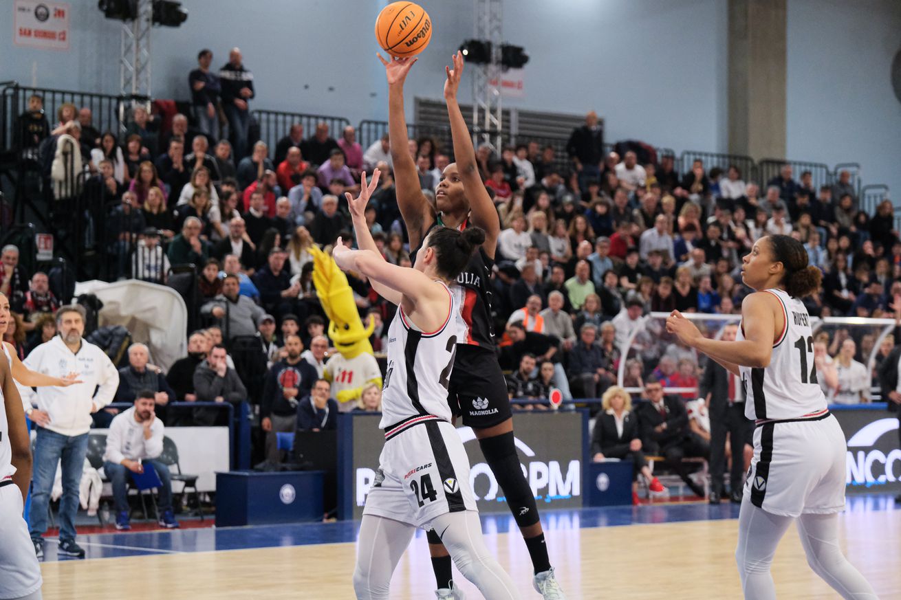 Cecilia Zandalasini of Virtus Segafredo Bologna (L) and...